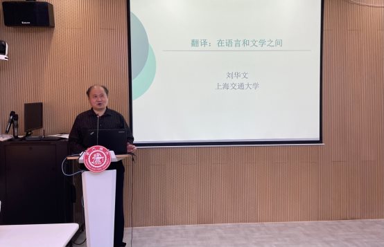 人站在電視前中度可信度描述已自動生成